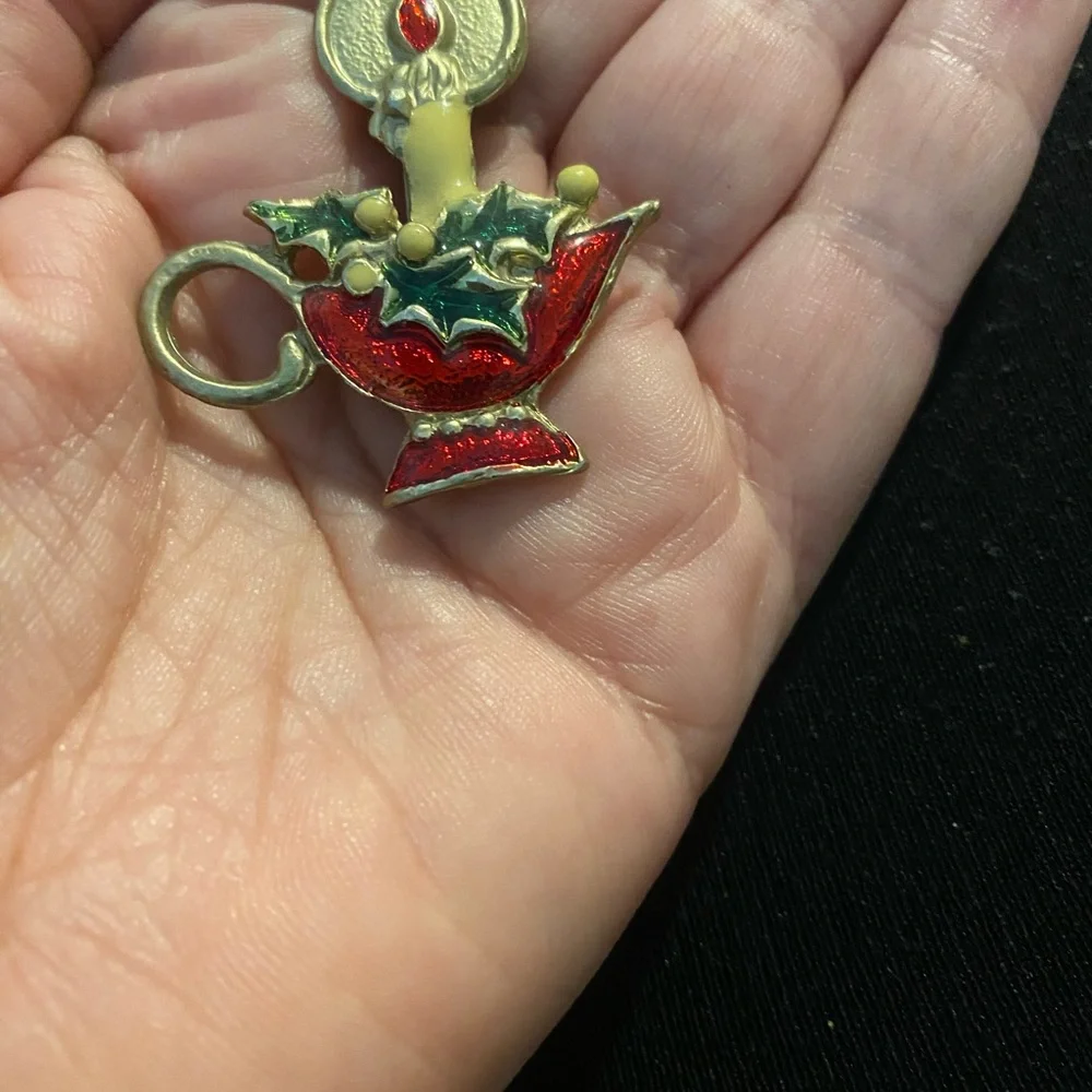 Festive Candle Brooch with Holly Design vintage - Picture 2 of 9